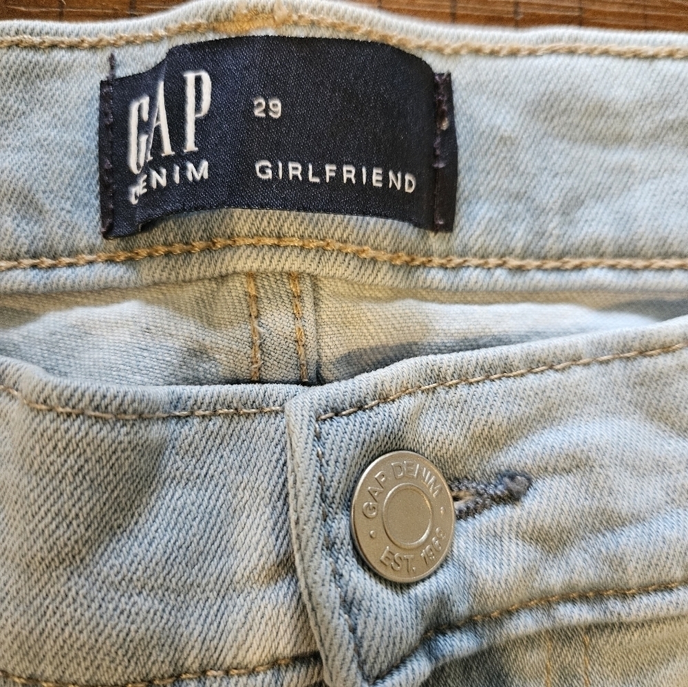 GAP WOMEN'S GIRLFRIEND MID-RISE LIGHT WASH DISTRESSED DENIM JEANS SIZE 29 - Picture 2 of 11